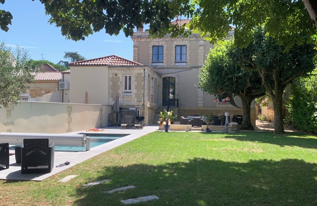 Large house with swimming pool and garden Bergerac center