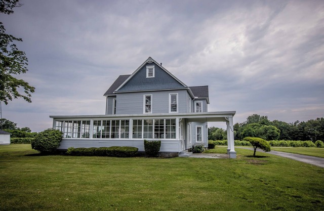 Large Lakeside Farmhouse Vineyard Escape in the heart of wine country!