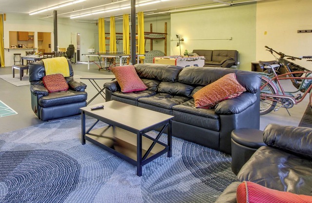 Large Loft-Style Studio in Uptown Oakridge