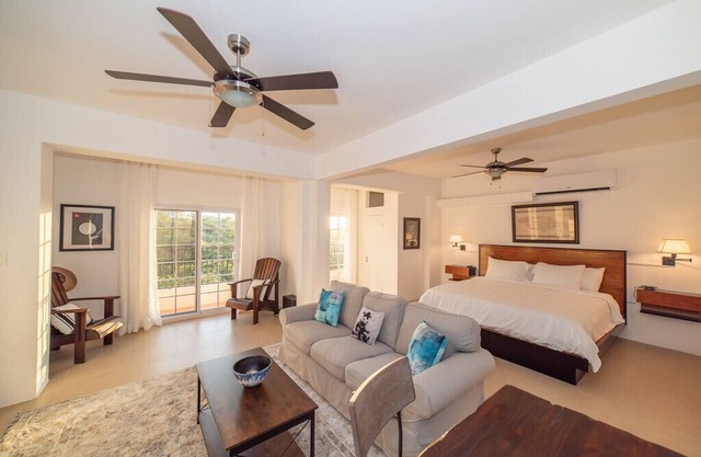 Large Modern Studio with Balcony Mountian & Ocean View