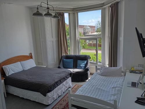 Large room near Singleton Hospital ensuite R6