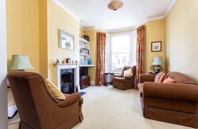 Large Spacious Family Home (sleeps 5), Parsons Green, LONDON