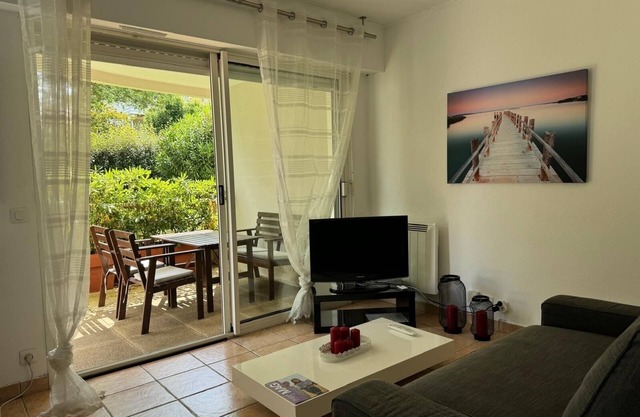 Large studio with terrace facing Biarritz golf course