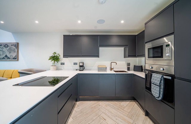 Large Townhouse Near City Centre Private Parking
