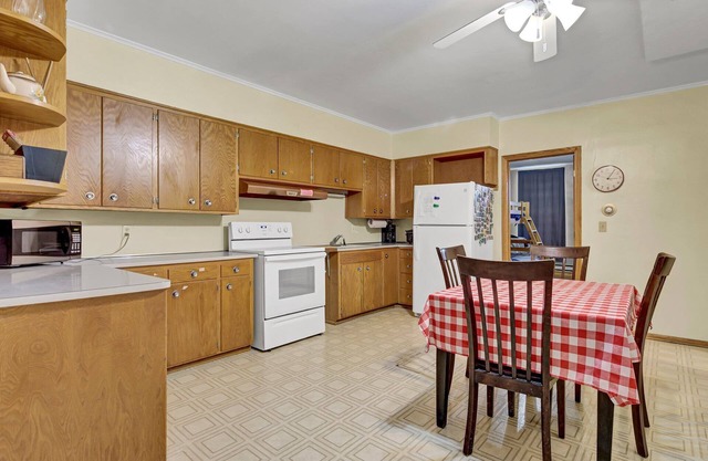 Large Upstairs 3Br Apartment with Roof Deck