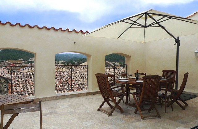 Large village house with tropézienne terrace for 8 people