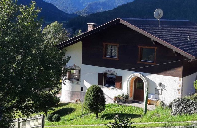 Large vacation apartment on a hillside with fantastic mountain views