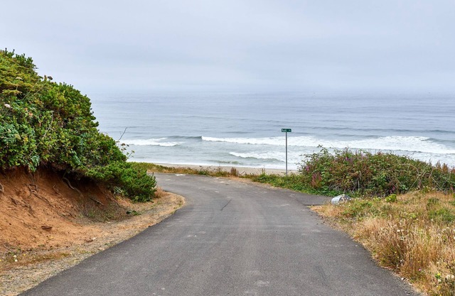 Large Vacation Home,10bd/8ba Beach Unique Whale Watching from beach