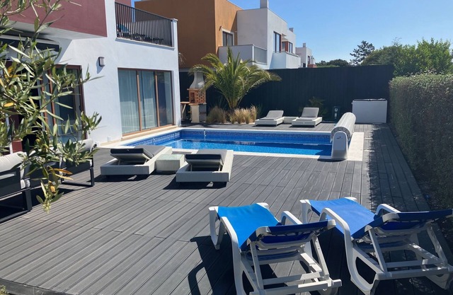 Large villa, private swimming pool, lagoon, beaches and 4 golf courses nearby