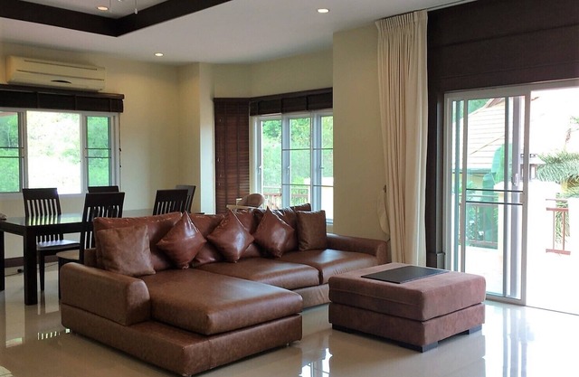 Large villa with private pool in quiet area