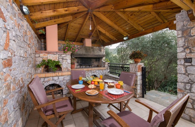 Large Villa With Private Swimming Pool And Sea Views In Stalos