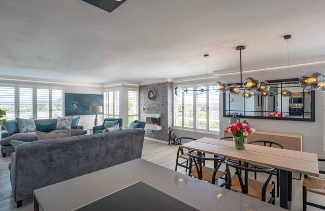 Laridae Luxe - 3BD Central APT w Pool