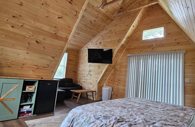 Larry's Lookout: Romantic Getaway w/King Bed & Deck