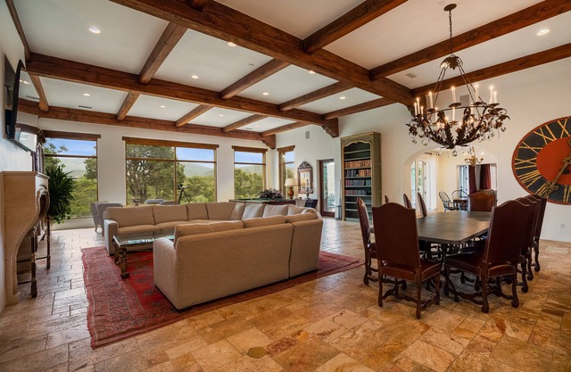 Las Alondras - Stunning Home, Large Outdoor Space, Hot Tub