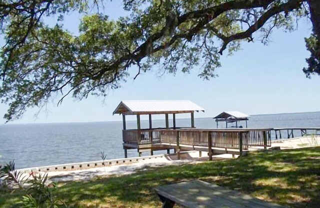 Last minute discounts! Screened porches, dog friendly, fenced yard