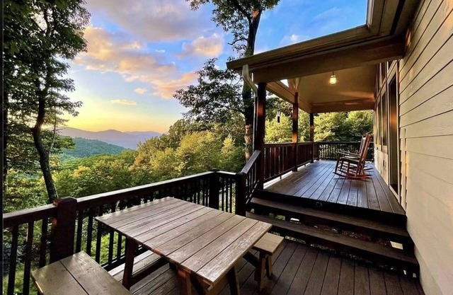 LAST MINUTE OPENING. UPDATED CABIN WITH AMAZING MTN VIEWS AND HOT TUB NEAR BR