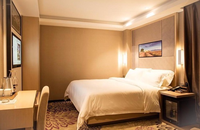 Lavande Hotels·Shenzhen North Railway Station Bantian Metro Station