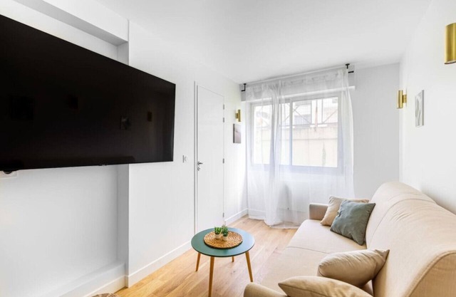 Lavie Maison: Equipped Studio, Chartrons