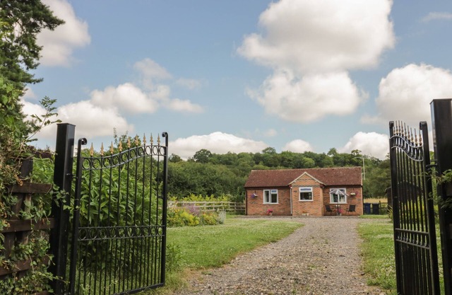 LAWN LODGE, pet friendly, with a garden in Ashleworth