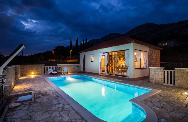 Lazuština Paradise - Holiday Home with Swimming Pool
