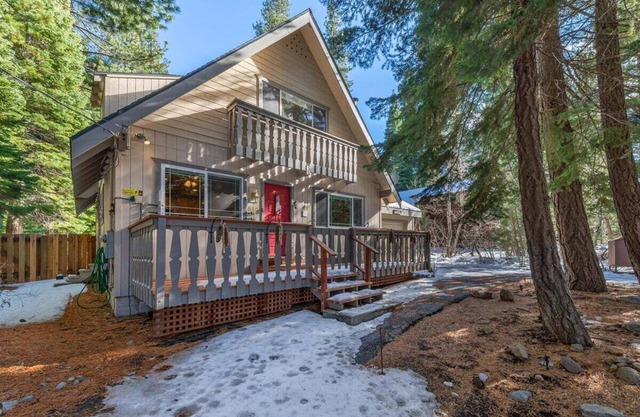 Lazy Bear Cabin in Tahoma - Hot tub, backyard with patio