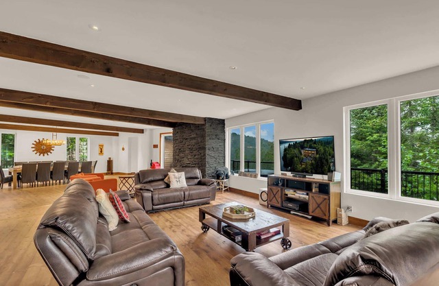 Lazy Bear Lake House w/Cozy Spa
