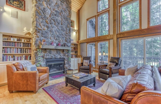 Lazy Bear Lodge: Hot Tub Resort Pool & Game Room