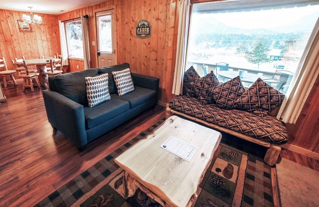 Lazy R Cottages: 8 2 Bedroom Cabin