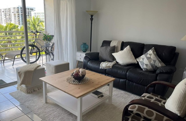 Le Frontenac Apt 610. 3 min. away from the Beach! Located in Sunny Isles Beach