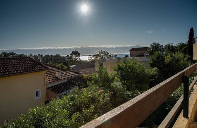 Le Lavandou, One-bedroom + cabin to rent for 4/5 people at La Fossette ; 250 m from the beach,.