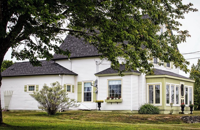 Le Logis Des Abbes Vacation Rental -SURETTE'S ISLAND, Yarmouth County