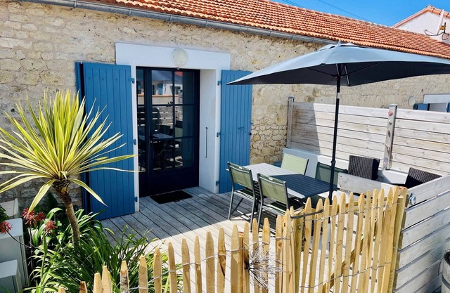 LE LOGIS, Gîte 1. Clos des Aigrettes, 30m from La Cotinière Port.