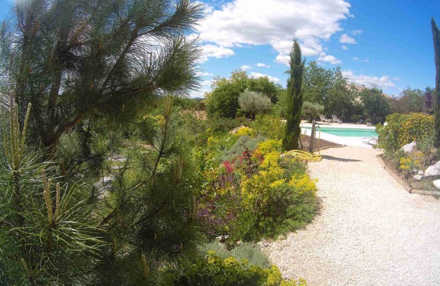 Le Mas de Molines, Gîte l'Amandier, Rental with garden, swimming pool.