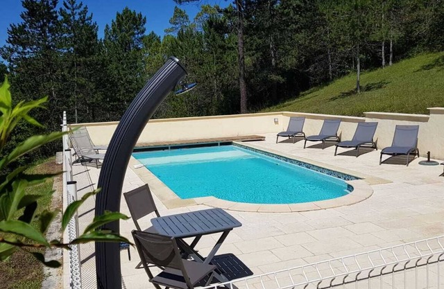 Le Pigeonnier, private heated swimming pool, green setting, fiberglassed accommodation