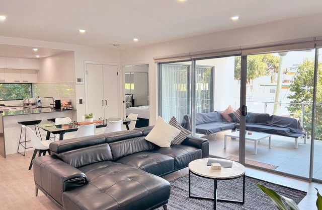 Leafy & Spacious Apt w/Balcony, Parking & 65" TV