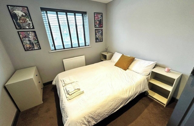Leamington Spa-3 Bed-Sleeps 6-Garden-Pets-Parking
