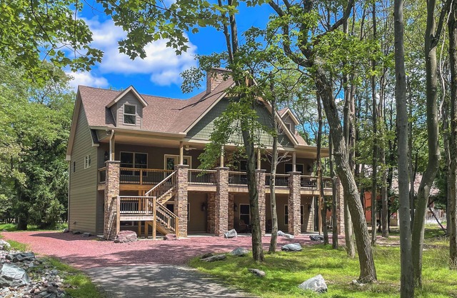 Ledgestone Lodge, Private Chalet for Large Group and Family Gatherings near JFBB
