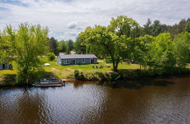Legacy Farm Retreat! Waterfront Cottage 2