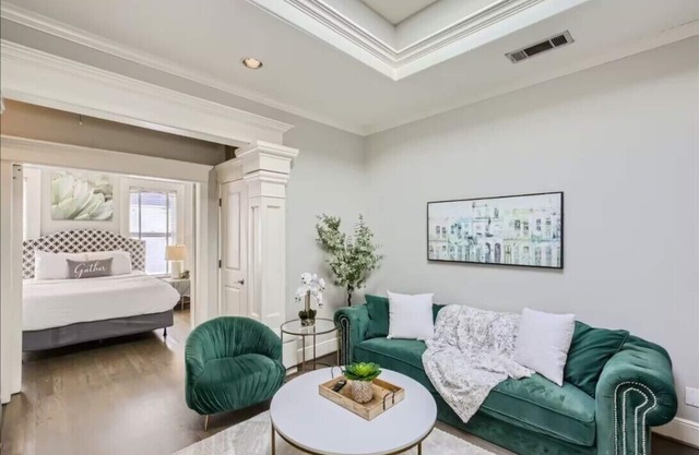 Lemmon 202 – Stylish Stay in Oak Lawn, Dallas