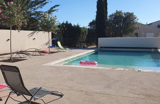 "Les bergeries de saumane" Gite les oliviers, air-conditioned communal heated swimming pool
