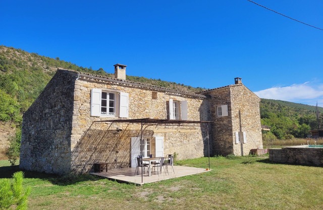 les ecuries du Mouni de Roche havre de paix dans le parc du Luberon en Provence