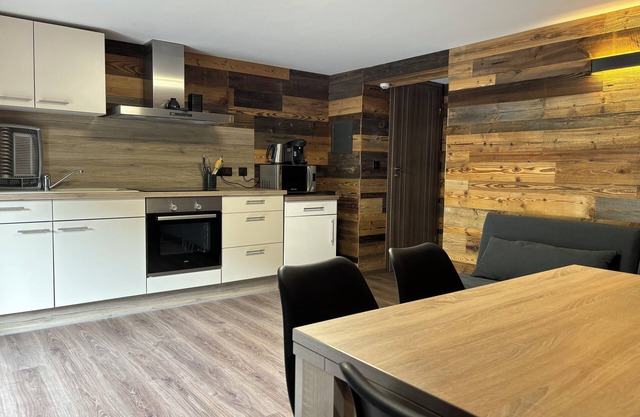 Les Jonquilles: shared spa and pool, playground, 4p