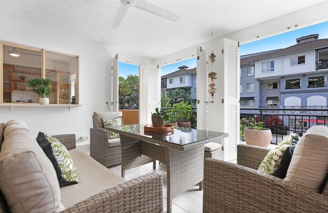 Letizia Lakes - Serene Poolside Apartment | Near Botanic Gardens & Town