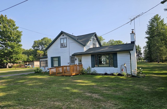 Level Frontage Pet Friendly Home with Fireplace