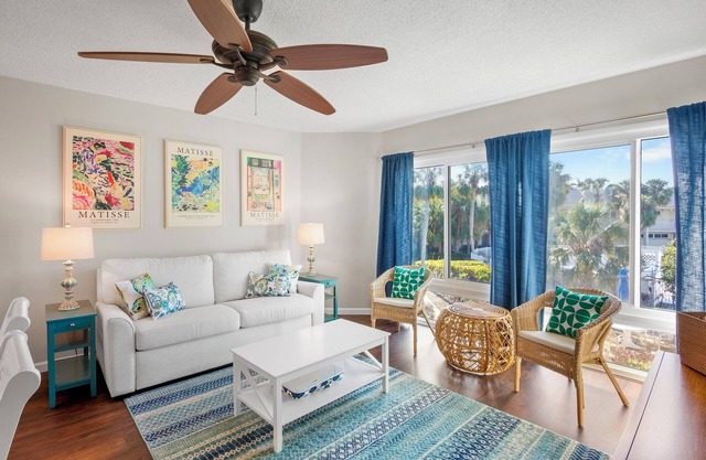 Lido Beach Retreat - Book your romantic escape today!