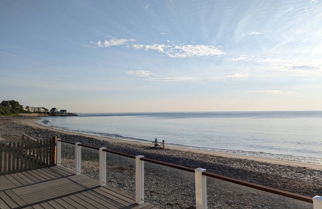 Light-filled Beachfront 3 Bed - avail. Aug. 25, 2024