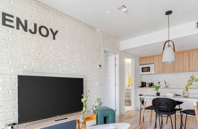 limehome Haro | 1-Bedroom Apartment with Balcony