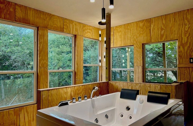 Lindavista Deluxe Panoramic Treehouse Cabin W/Jacuzzi on 40+ Acre Sanctuary.