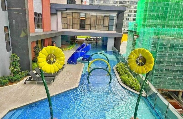 Link bridge to the mall & MRT ! Family-sized condo with game room & swmming pool