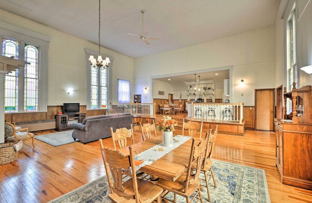 Lisle Apt: Fireplace & Stained Glass Windows!